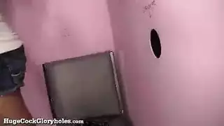 مساعدة متجر شقراء تأخذ زب عميق في فمها في غرفة القياس