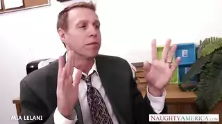 عاهرة حمراء الشعر تتعرض لأثدائها الكبيرة وفرجها الضيق للضرب