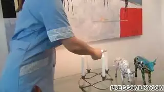 فتات تبلع الحليب من القضيب رفيقه