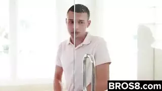 أم ممتلئة الصدر تأخذ قضيبين