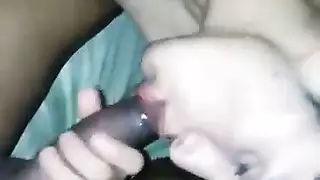 الشقراء الساقطة تمص وتتناك بقضيب أسود كبير على الفراش