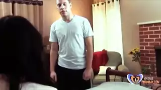 جمال محجّب يأخذ قضيبين في مشهد صريح