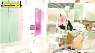 عاهرة محجبة تضع وجهها لأسفل ومؤخرتها لأعلى