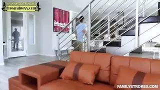 زوجة الأب الشهوانية تأخذ قضيب الأب والابن