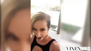 دفع عميق حتى يصبح جسمها زلقاً من العرق