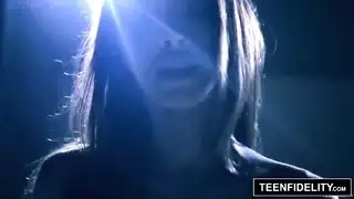هي تحتاج لقضيبك داخلها لتحس بالإكتمال