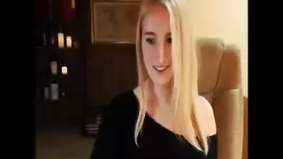 فتاة مثيرة تتباهى بجسدها العاري على سناب شات للمعجبين