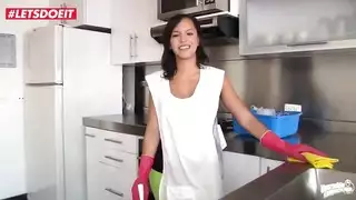 هذه لاتينا ينظف المنزل الفارغ