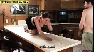 الاخ يدخل المطبخ فيجد اخته بالملابس الداخلية فينيكها