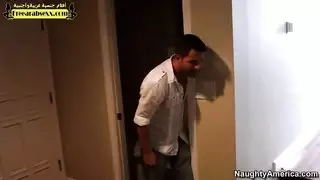 تجسس على جارة ميلف مثيرة – جنس في الحمام ومص ثدييها