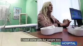 أوضاع جنسية في المكتب: الطبيب يضرب مهبل الممرضة الشقراء الرطب من الخلف