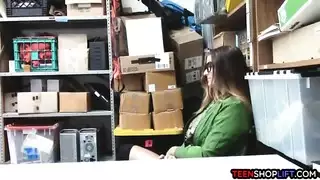 سارقة المتجر تُعاقب بحقنها بالسائل المنوي
