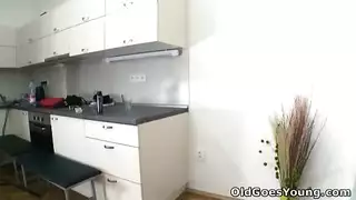 سكس ثلاثي صريح: شاب وسيدة ناضجة ومراهقة في أكشن جنسي قوي