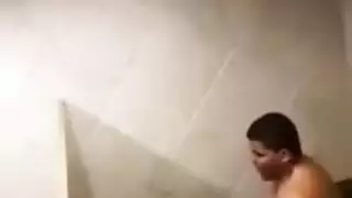 لقاء سكر في النادي: جلسة نيك جامحة في الحمام