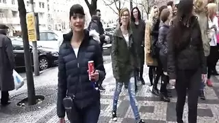 شاب محظوظ يضاجع فتاتين جائعتين للمهبل بقوة