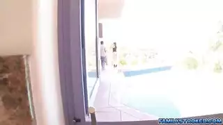 وسيمون بزي لامع يبحثون عن فجوة راغبة لتفريغ أنفسهم فيها