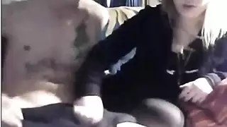 تلعب الشقراء اللطيفة وكاميرا الويب الخاصة بها مع بعضهما البعض ، بينما يكونان بمفردهما في المنزل