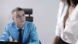 عاهرة ترتدي جوارب صيفية تخلع فستان اللاتكس لاختراق مزدوج