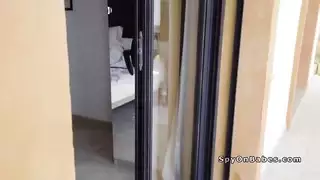 فرخ أزرق العينين شقراء مص على مسمار لها