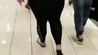 شقراء ناضجة تلمس فرجها المبلل في لعبة عذرية مثيرة