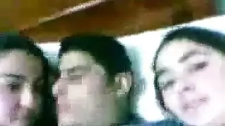 فتات تجعل الفتيات يمصو اجريها سكس