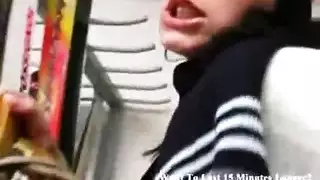 فتاة مثيرة تلعق فرجها قبل أن تمارس الجنس مع صديقتها
