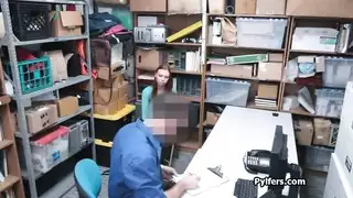عيون زرقاء حصرية لي ميلوني على الأريكة