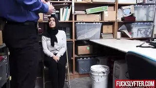 كاسيدي نوكس تفتح ساقيها لزملاء العمل في المكتب