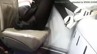 جنس علني في السيارة: فتاة طويلة تُدمر مهبلها بواسطة السائق