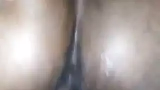 ممثلة بورنو سمراء بمؤخرة كبيرة تركب قضيباً ضخماً على كرسي