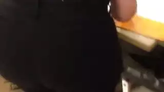 تمديد مؤخرتها الضيقة في وضعية إكس إكس إكس