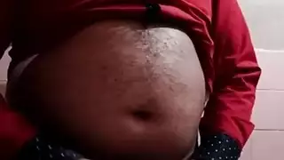خيانة جنسية للرجل الكبير: مراهقة مدمنة على عضوه الكبير