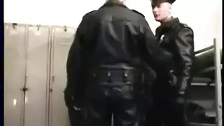 الشرطة تأخذ قذف شرجي صعب