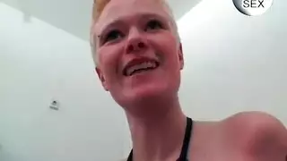 تلميذات مثارات على ركبهن من أجل سائل الأستاذ