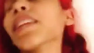 ممرضة بالزي الأحمر تركب فوق مريضها لممارسة جنس مكثف
