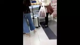 العاهرة الخبيرة في الفستان الأزرق تأخذ قضيبًا كبيرًا