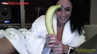 صديق ثنائي الجنس يتلقى ضربًا من طاقم ثلاثي بحزام مثبت