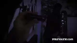 كاثي المحتاجة تمارس الجنس الجماعي مع زملاء زوجها