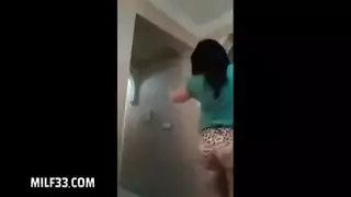 جميلة شرقية تُضرب بقوة من الخلف خلال أداء رقصة بورن