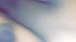 فتاة curves تفرك فرجها المبلل على قضيبه بلحم نيء