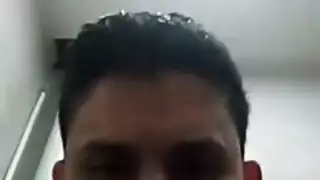رعشات إيروتيكية من قضيب عملاق يملؤها