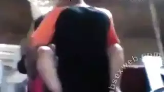 مشهد إباحية في الصالة: أبويون أصلع وعاهرات حفلات في جنس علني