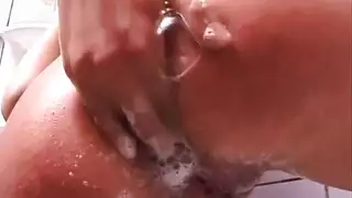 سمراء تمص قضيب روز الصناعي، دسار شرجي لامع بينما تحلق كسها