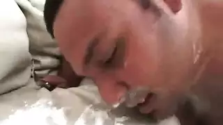 شقراء ممتلئة تخدم قضيبًا والديوث يشاهد