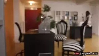 مراهقة سمراء تُمارس الجنس على وجهها وتُملأ بالسائل المنوي