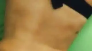 شقراء في جوارب تتعرض لعنف فموي جنسي