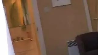 فحل شاب ينيك امرأة ناضجة ذات أثداء ناعمة كبيرة ويطلق حمولته