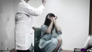 ألقت بملابسها الداخلية وأظهرت مهبلها الوردي، تتوسل لتملأ