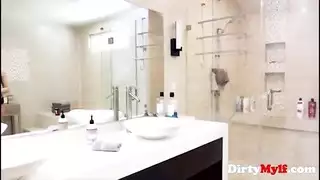 شينا رايدر تقدم لوالدة مثيرة عيد ميلاد جماعي