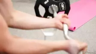 قذف داخل المهبل لأمهات مثيرة في الجيم